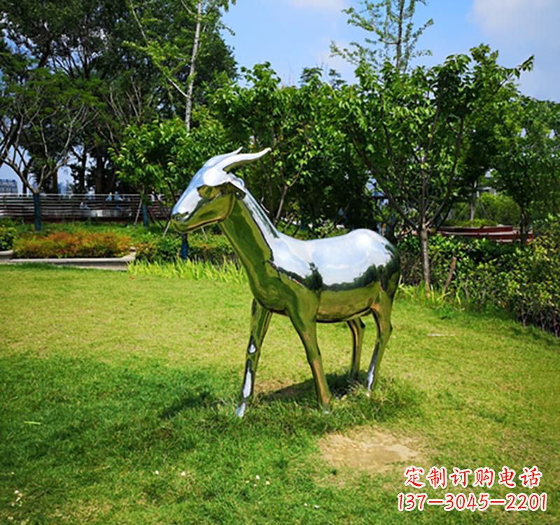 临沂不锈钢公园动物镜面羊雕塑