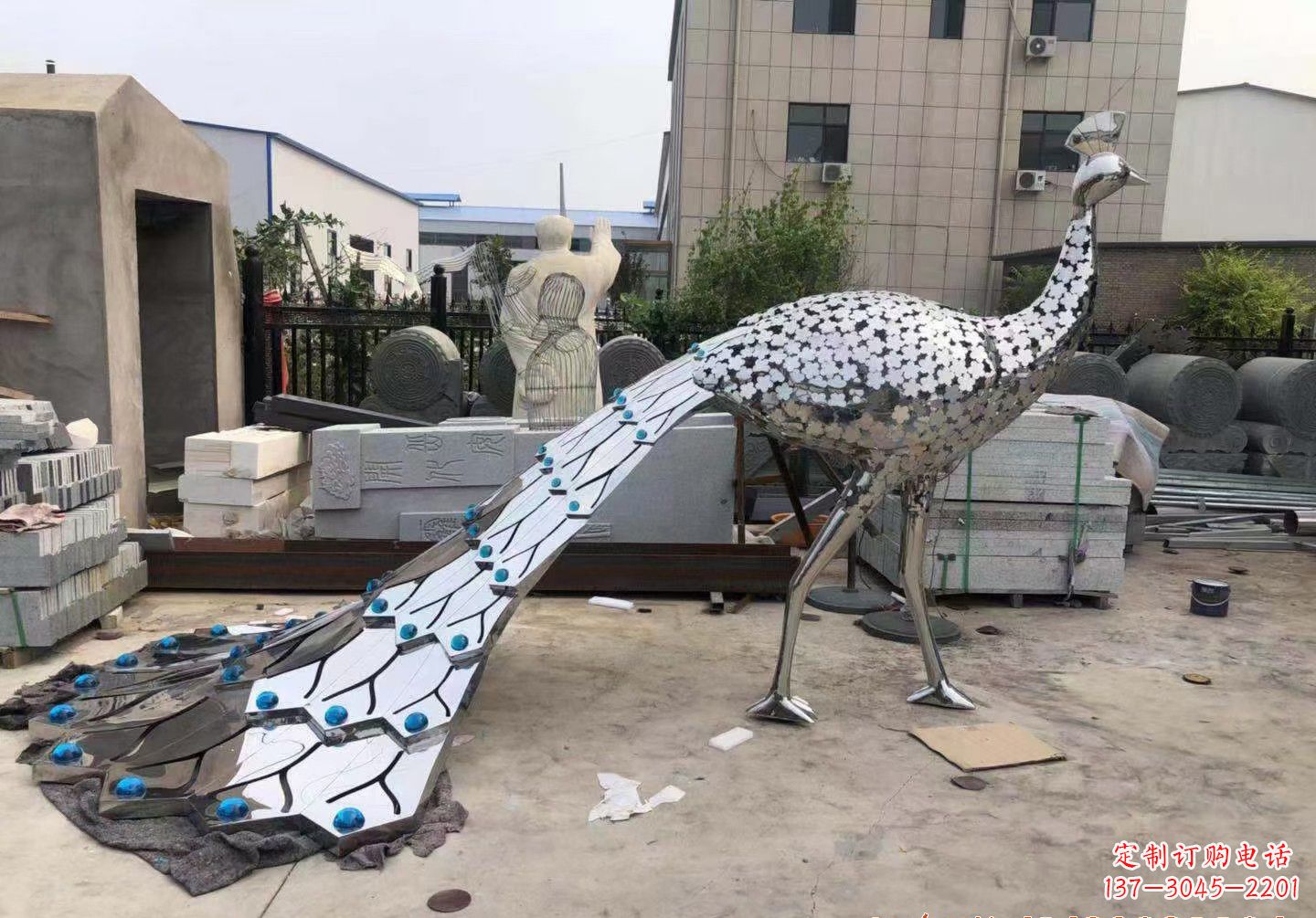 临沂不锈钢孔雀雕塑象征着美丽的自然