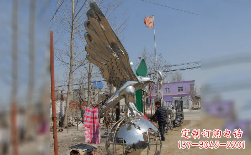 临沂不锈钢老鹰雕塑象征力量与美丽