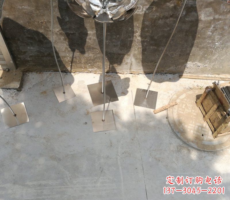 临沂不锈钢荷叶雕塑给大厅带来精致优雅
