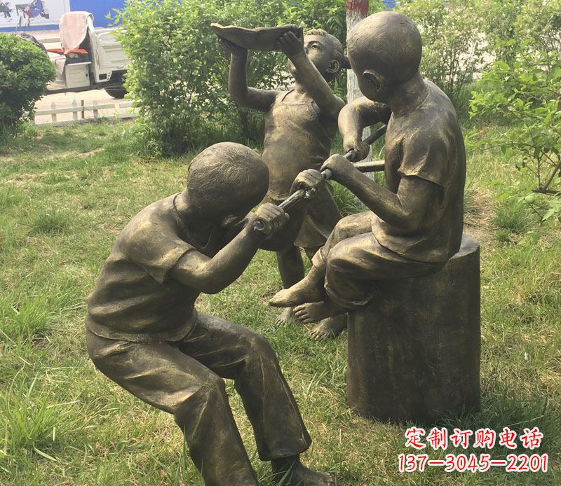 临沂公园玩水的儿童铜雕