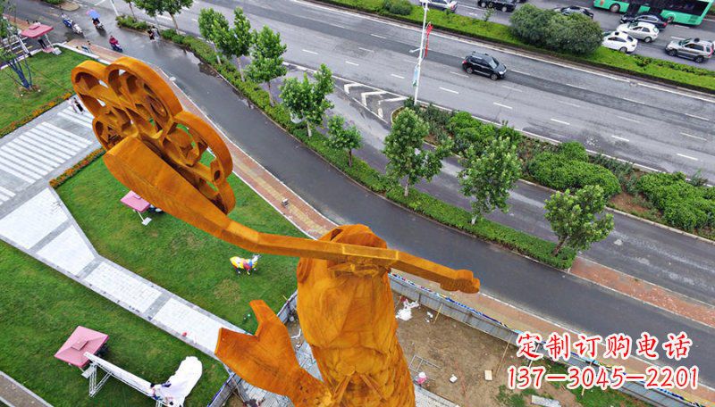 临沂广场叼着钥匙的鱼景观铜雕