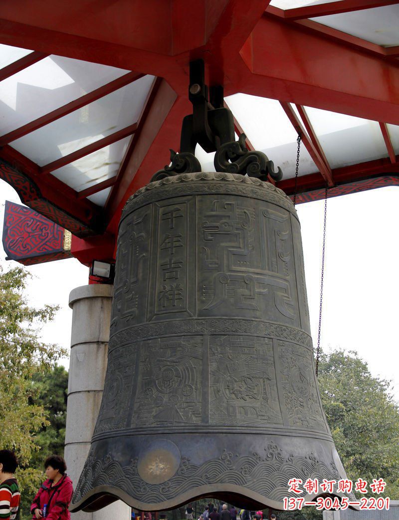 临沂广场千年吉祥铜钟雕塑