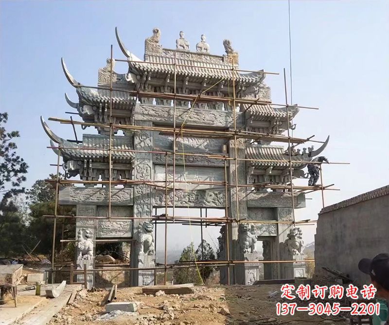 临沂石牌坊外东侧的龙凤雕塑