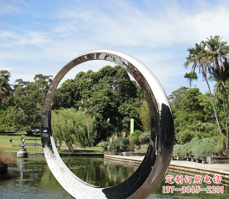临沂水景不锈钢镜面圆环雕塑
