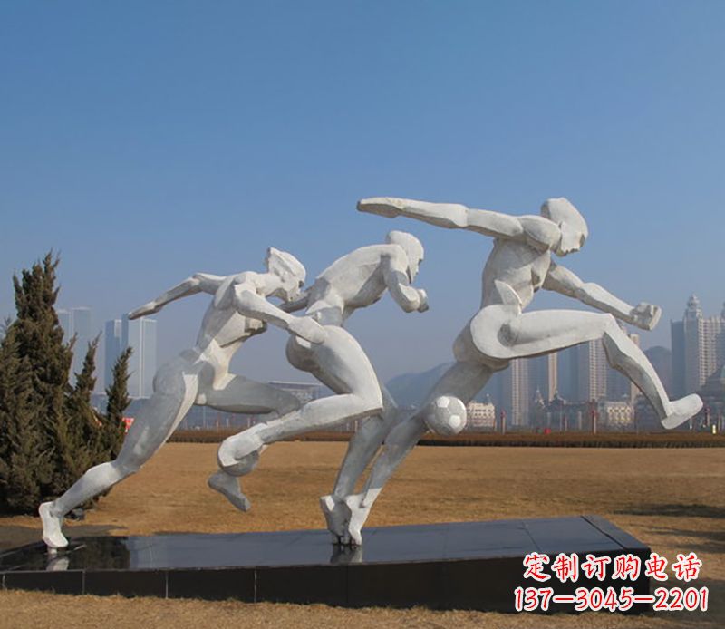 临沂踢足球不锈钢运动雕塑