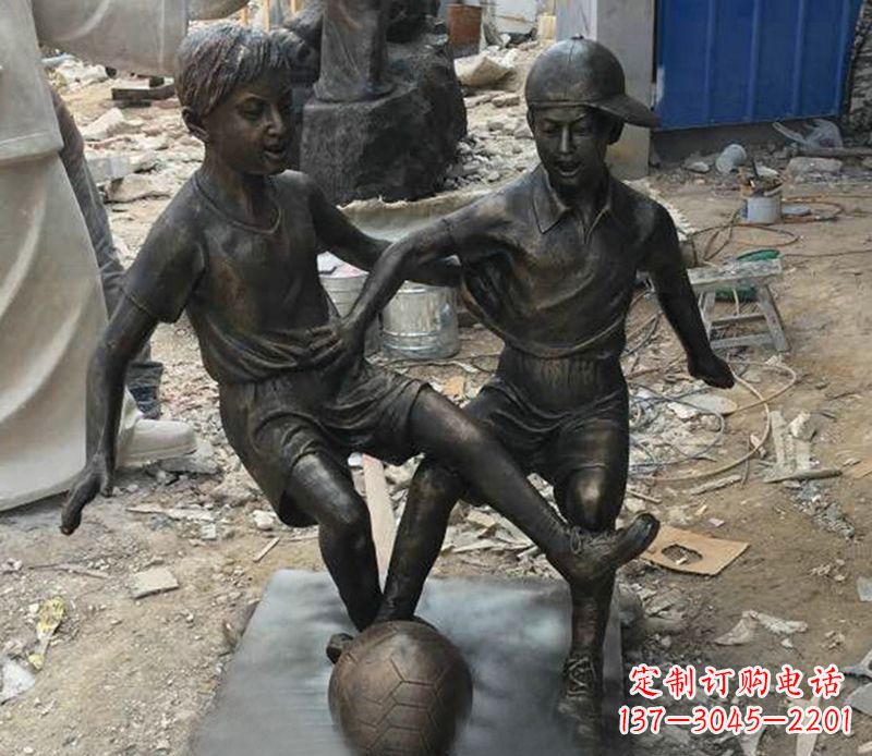临沂踢足球公园人物铜雕