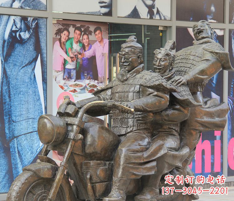 临沂铜雕步行街骑摩托人物雕塑 