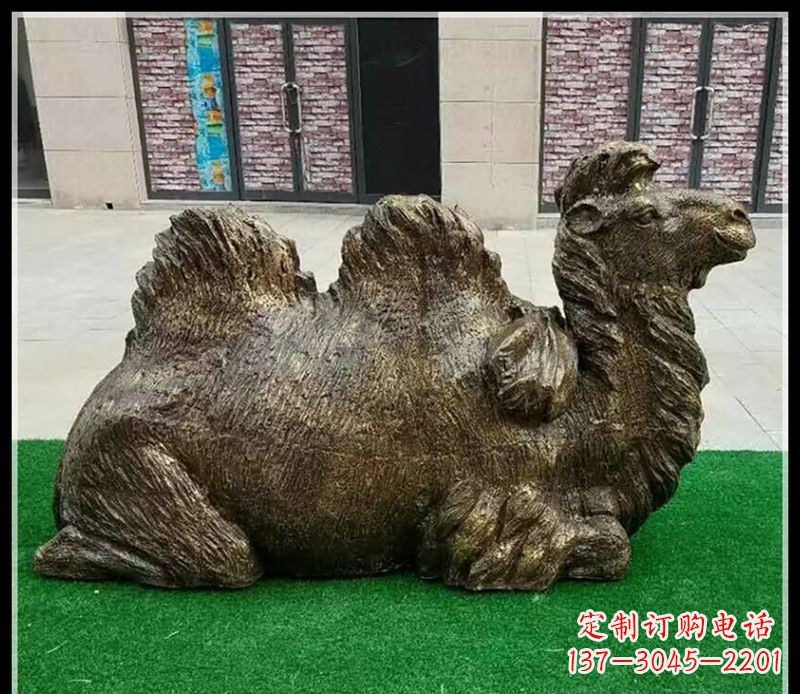 临沂卧在草地的骆驼铜雕