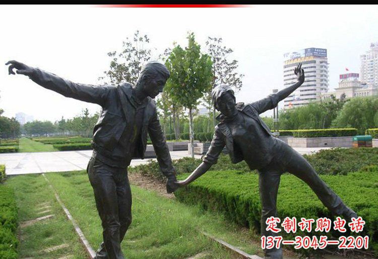 临沂走铁轨的情侣铜雕
